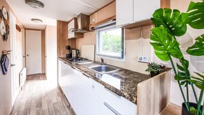 Wasserkocher mit Kaffee-/Teezubehör, Kühlschrank, Mikrowelle, Herdplatte