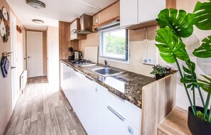 Kühlschrank, Mikrowelle, Herdplatte, Wasserkocher mit Kaffee-/Teezubehör