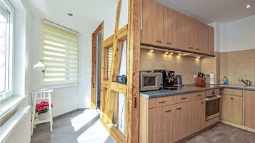 Refrigerador, parrilla de estufa, lavavajillas y cafetera y tetera