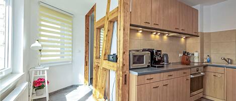 Frigorífic, placa de cuina, rentaplats i cafetera i tetera