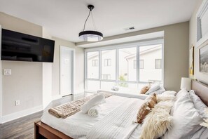 6 quartos, escrivaninha, ferros/tábuas de passar roupa, berço de viagem