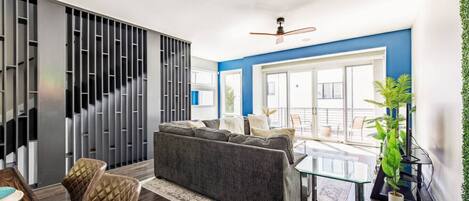 Téléviseur, table de ping-pong