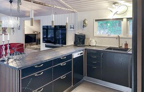 Frigorífico, placa de cocina, lavavajillas y cafetera o tetera