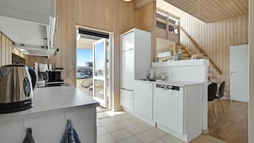 Køleskab, kogeplade, opvaskemaskine, kaffe-/temaskine