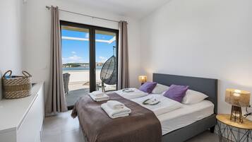 4 Schlafzimmer, Zimmersafe, Schreibtisch, Bügeleisen/Bügelbrett