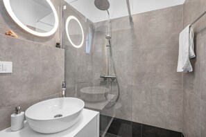 Badewanne, Haartrockner, Handtücher, Seife