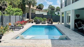 Una piscina al aire libre, una piscina climatizada