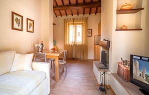 TV - Amazing apartment in Foligno with WiFi (Foligno)