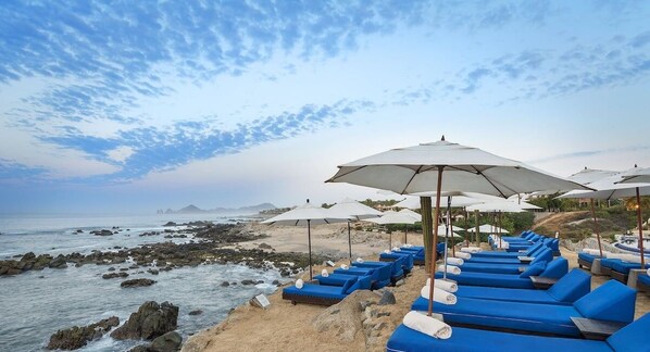 Playa en los alrededores y camastros 