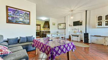 Una chimenea, un reproductor de DVD