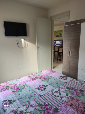 2 bedrooms, iron/ironing board, WiFi, bed sheets - Fô's Apartment (Pelotas)