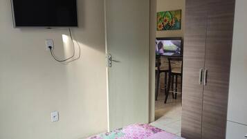 2 habitaciones, tabla de planchar con plancha, wifi y ropa de cama
