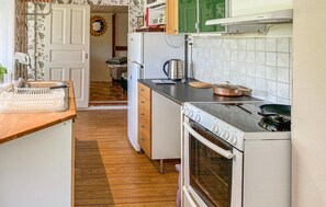 Kühlschrank, Mikrowelle, Herdplatte, Wasserkocher mit Kaffee-/Teezubehör