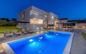 حمّام سباحة مُدفَّأ