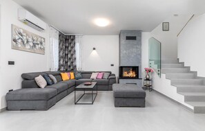 TV, foosball, table tennis - Gorgeous home in Pula with sauna (Pula)