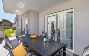 Outdoor dining - Gorgeous home in Pula with sauna (Pula)