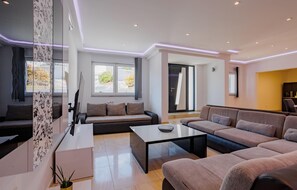 TV, foosball - Awesome home in Sevid with WiFi (Sevid)