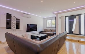 TV, table football - Luxurious home in Sevid (Sevid)