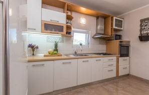 Frigorifero, microonde, forno, piano cottura
