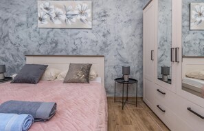 3 bedrooms, iron/ironing board, free WiFi, bed sheets