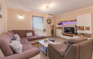 Smart TV, table tennis - Beautiful home in Biograd na Moru (Biograd na Moru)