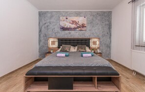 3 quartos, ferros/tábuas de passar roupa, berço de viagem