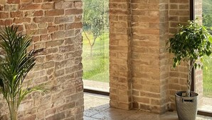 A room with brick walls and large arched windows overlooking a green landscape. - Beautifully restored Tuscan villa, with private pool and breathtaking views (Monteroni d'Arbia)