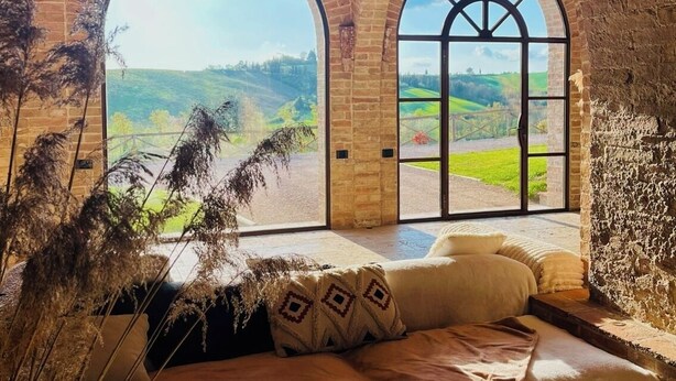 A room with a large arched window overlooking a scenic landscape. - Beautifully restored Tuscan villa, with private pool and breathtaking views (Monteroni d'Arbia)