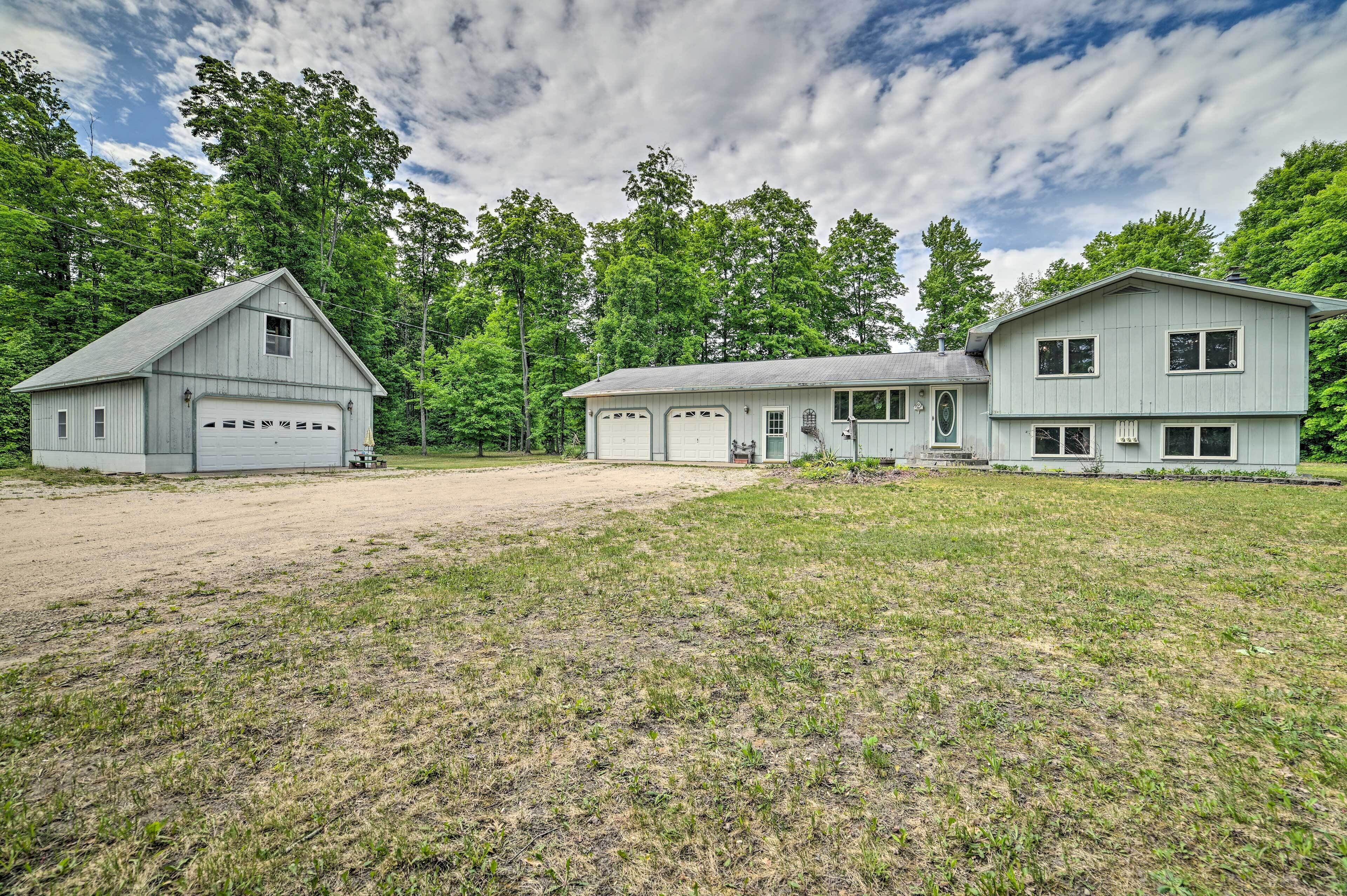 Mancelona Home w/ Deck, 8 Mi to Torch Lake!