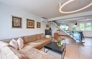 Een smart-tv, een open haard, tafelvoetbal en een stereo