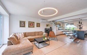 Een smart-tv, een open haard, tafelvoetbal en een stereo