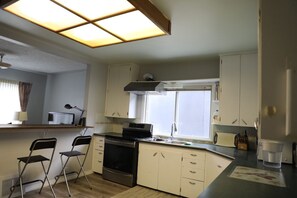 Refrigerador, microondas, horno y parrilla de estufa 