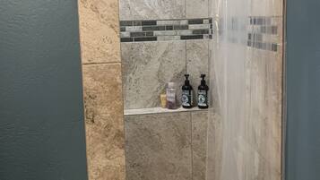 Dusche, HandtĂŒcher, Seife, Shampoo