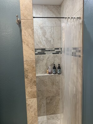 Dusche, Handtücher, Seife, Shampoo