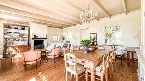 Un comedor amplio con muebles de madera y una araña.
