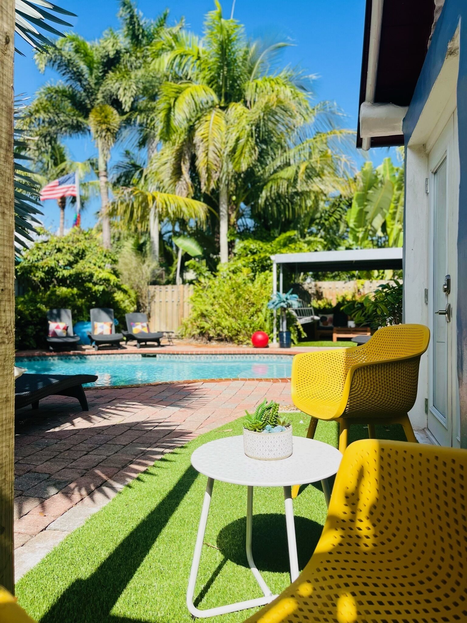 Sexy Vibe3 POOL VIEW private rm off Wilton Dr/heated pool /clothing opt