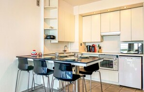 Een koelkast, een oven, een kookplaat, een koffiezetapparaat/waterkoker