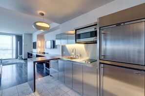 Jääkaappi, mikroaaltouuni, liesi, kahvin-/teenkeitin