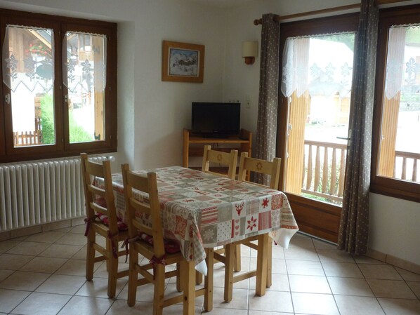 Dining - 2-room for 4, South-East Valloire, with Wifi (Valloire)