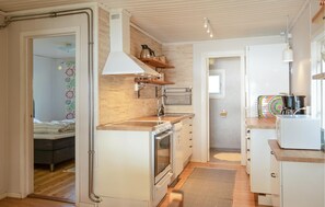Frigorífico, microondas, placa de cocina y lavavajillas