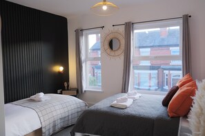 2 habitaciones, escritorio, tabla de planchar con plancha y wifi gratis