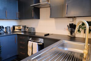 Refrigerador, microondas, horno y cafetera y tetera