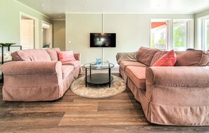 TV, fireplace
