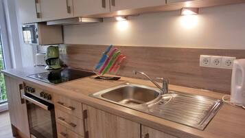 Kühlschrank, Mikrowelle, Ofen, Herdplatte