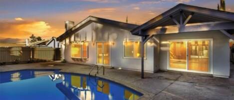 Una piscina al aire libre