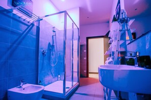 Umweltfreundliche Kosmetikartikel, Haartrockner, Handtücher