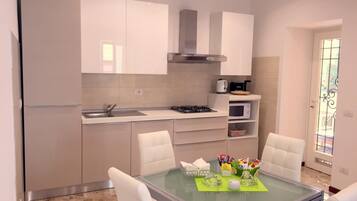 Refrigerador, microondas, placa de cocina, lavavajillas