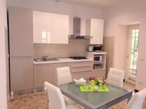 Een koelkast, een magnetron, een kookplaat, een vaatwasser