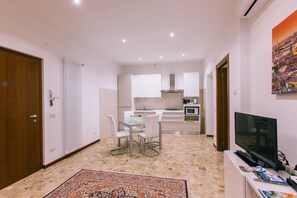 Kühlschrank, Mikrowelle, Herdplatte, Geschirrspüler