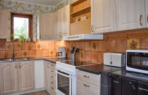 Geladeira, micro-ondas, cooktop, cafeteira/chaleira